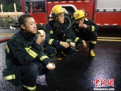 重庆消防员吃瓜视频,意外展现消防员日常趣味生活