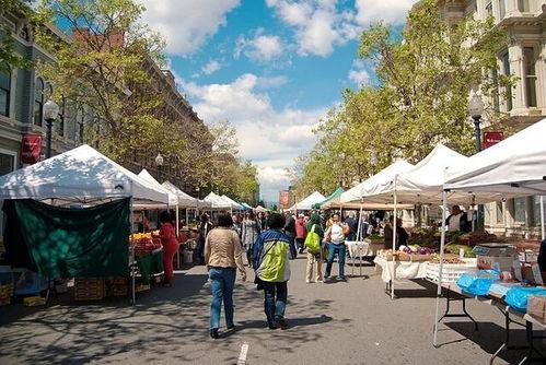 地摊吃瓜的视频,地摊吃瓜，揭秘人间烟火味